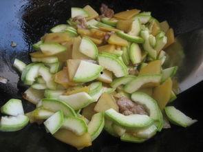 网红吃角瓜整个吃,一口吞下整个角瓜，挑战极限的味蕾冒险